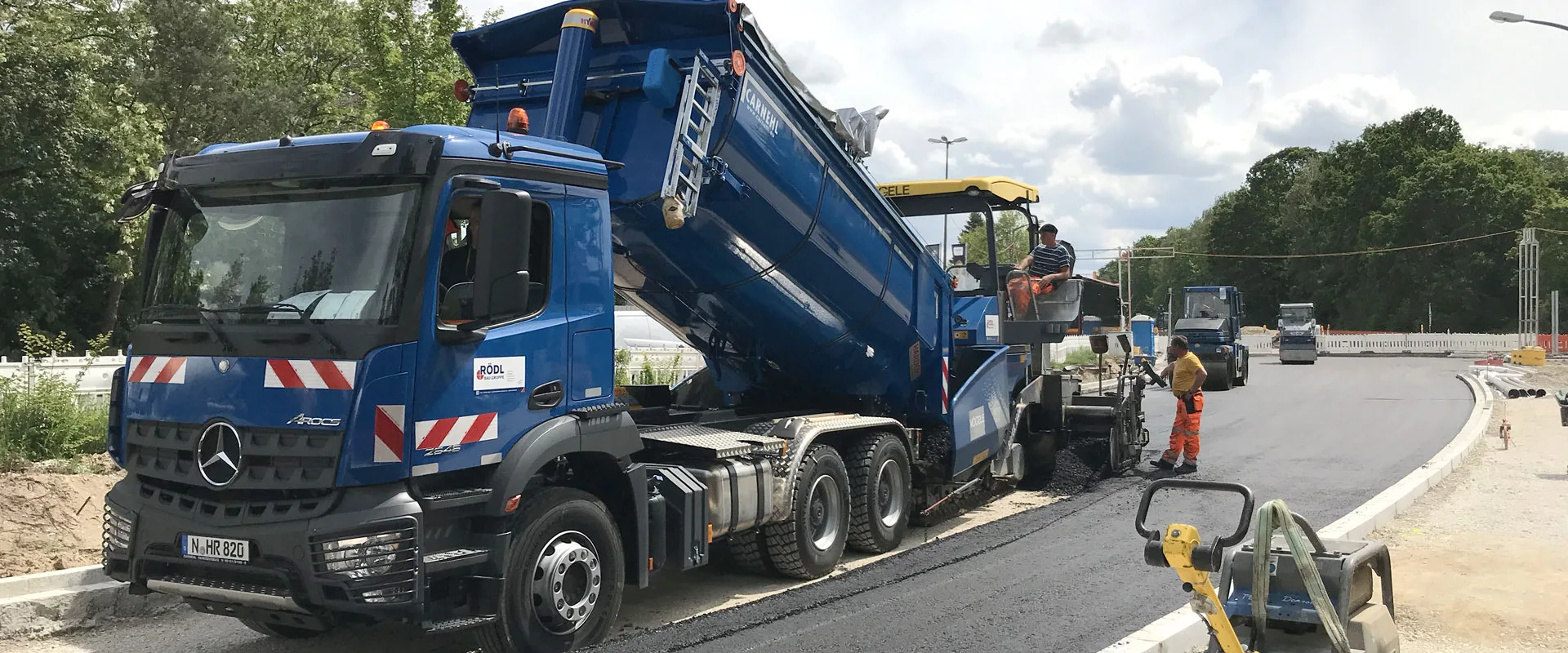 Rödl Referenz: Kreuzungsumbau der Frauenauracher Straße, Betonpflaster herstellen