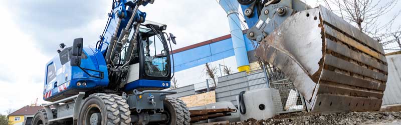 Ein leistungsstarker Mobilbagger der RÖDL BAU.GRUPPE im Einsatz auf einer Baustelle in Nürnberg. Mit digitaler Baustellensteuerung und moderner Technik realisieren wir effizienten Tiefbau in Franken.