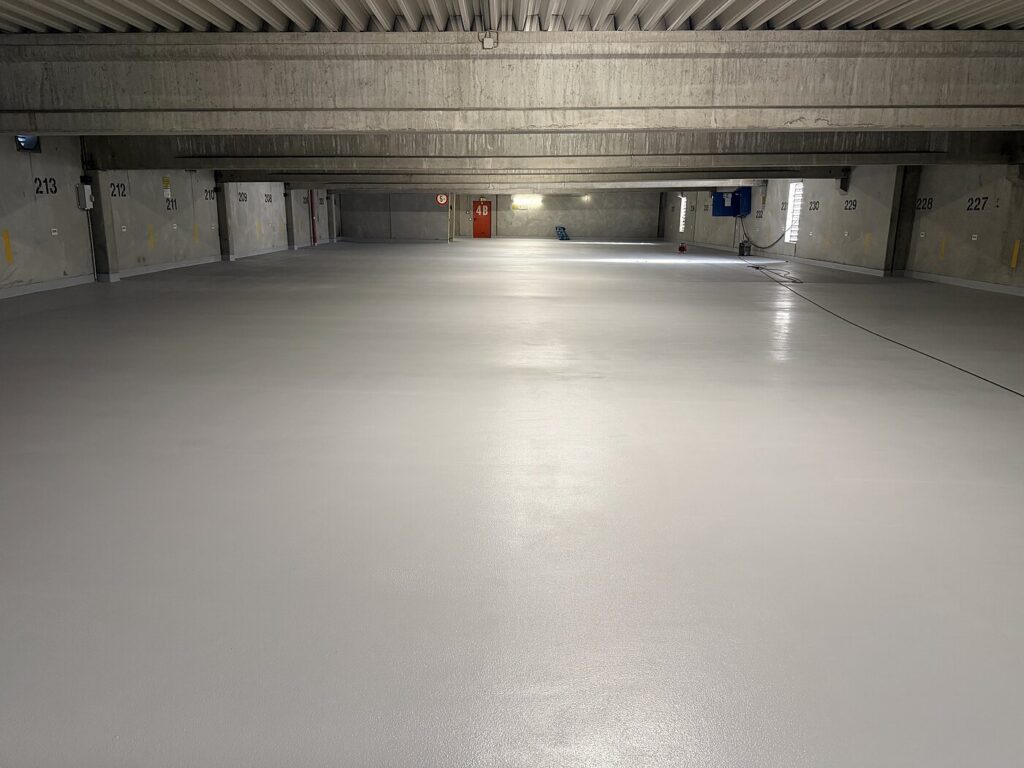 Fertig beschichtetes Parkdeck nach Instandsetzung durch die Rödl GmbH Nürnberg