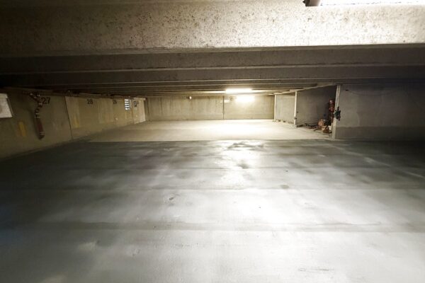 Parkdeck mit chloridbelastetem Beton vor der Instandsetzung durch die Rödl GmbH