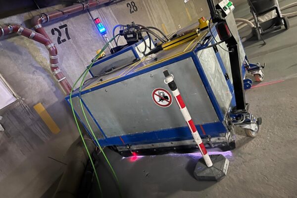 Maschinelle Untergrundvorbereitung mit Absaugung in einer Tiefgarage